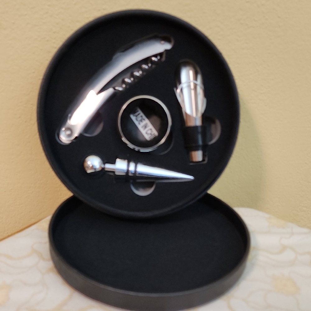 New In Box - Wine Accessory Set - Picture 6 of 6
